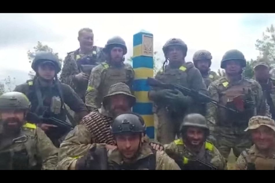 Ukrainian troops stand at the Ukraine-Russia border in what was said to be the Kharkiv region.