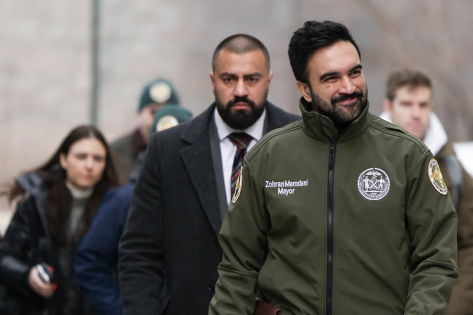 Zohran Mamdani shows up to shovel snow as New York City faces deadly winter storm