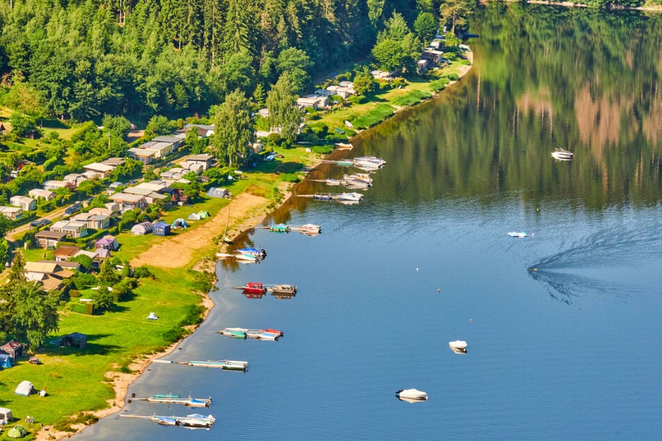 Camping am Hohenwarte-Stausee? Perfekt für alle, die morgens im Zelt aufwachen und direkt ins Abenteuer starten wollen.
