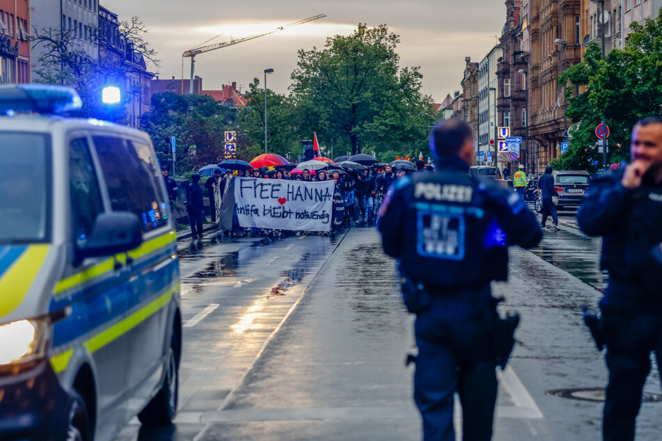 Polizisten begleiteten die Demonstranten durch Nürnberg, die ein Plakat mit der Aufschrift "Free Hanna" trugen.