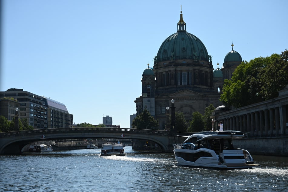 Zwischen dem Hauptbahnhof und dem Mühlendamm traf die Polizei auf mehrere Gruppen, die beabsichtigten, in die Spree zu springen.