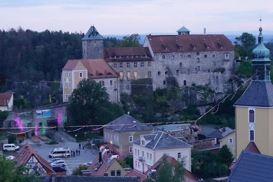 Der Skandal hat sich auf der Burg Hohnstein ereignet.