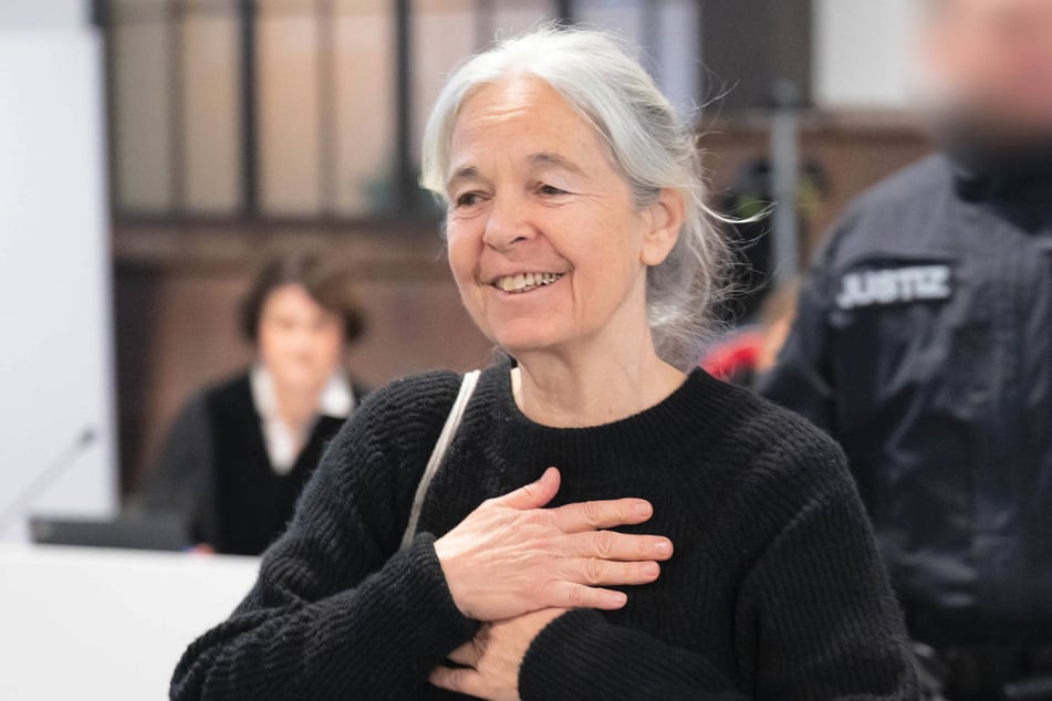 Zum Aufatmen ist es wohl noch zu früh, aber das Gericht hat jetzt fünf Raubüberfälle aus dem Verfahren gegen Ex-RAF-Terroristin Daniela Klette (67) gestrichen.