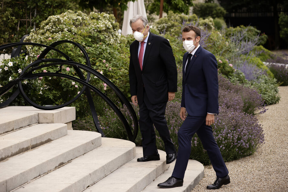 Emmanuel Macron (43, r.), Präsident von Frankreich, empfängt Antonio Guterres (72), UN-Generalsekretär, am Elysee-Palast in Paris.