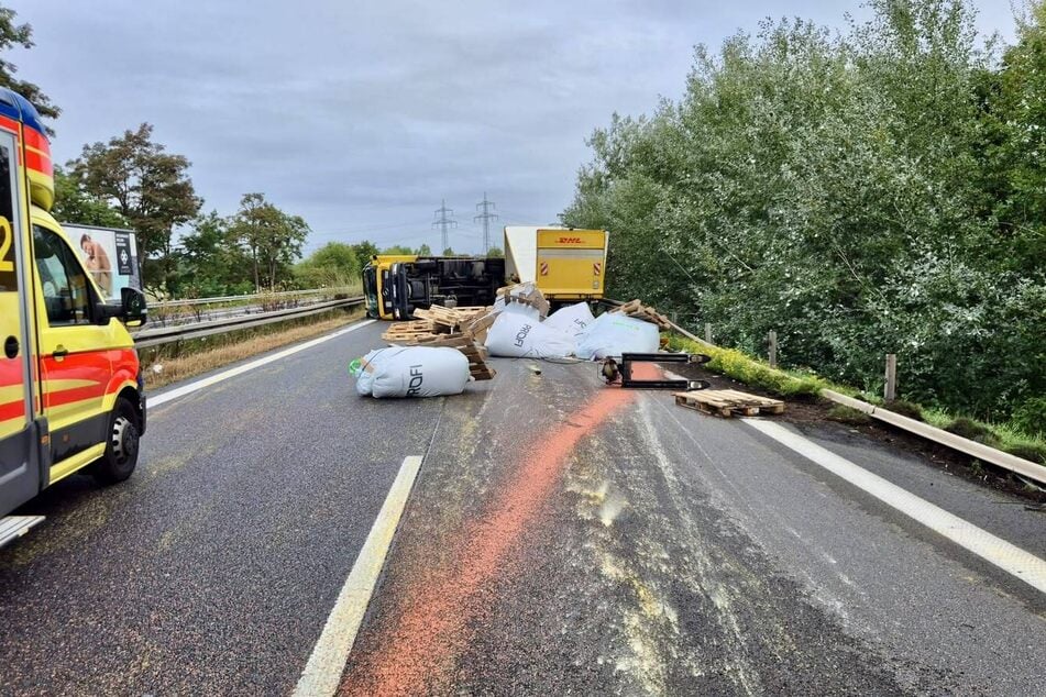 DeieFahrbahn musste nach dem Unfall vorübergehend komplett gesperrt werden.