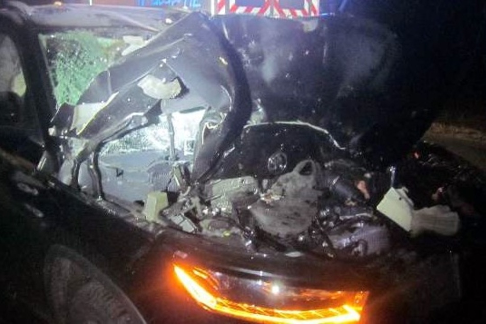 Der Skoda wurde bei dem Unfall schwer beschädigt. Den Gesamt-Sachschaden beziffert die Polizei auf rund zwanzigtausend Euro.