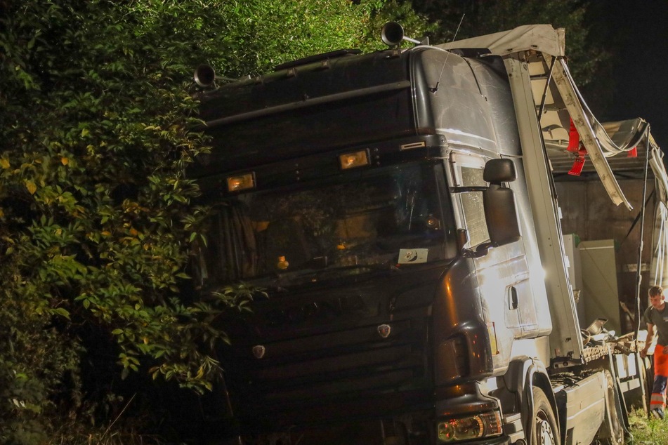Dieser Laster verlor am Mittwochabend bei einem Unfall auf der A4 mehrere Tresore.