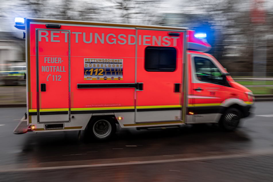 Eine Person verstarb bei dem Crash, zwei Senioren kamen mit lebensgefährlichen Verletzungen in die Klinik. (Symbolbild)