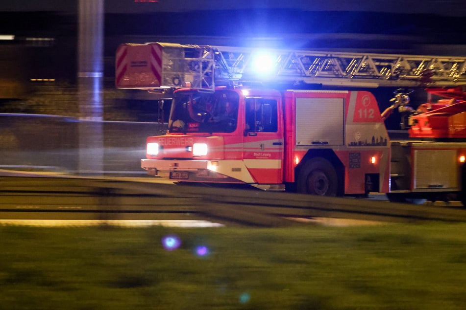 Feuer im Dachgeschoss: Mehrfamilienhaus für Anwohner gesperrt