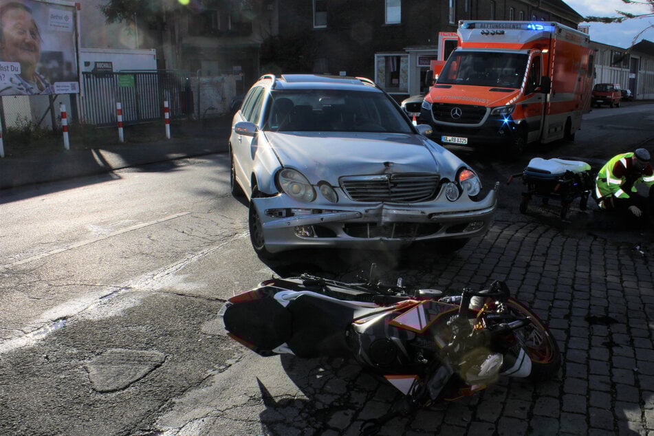 Der Motorradfahrer (21) wurde bei dem Unfall schwer verletzt.