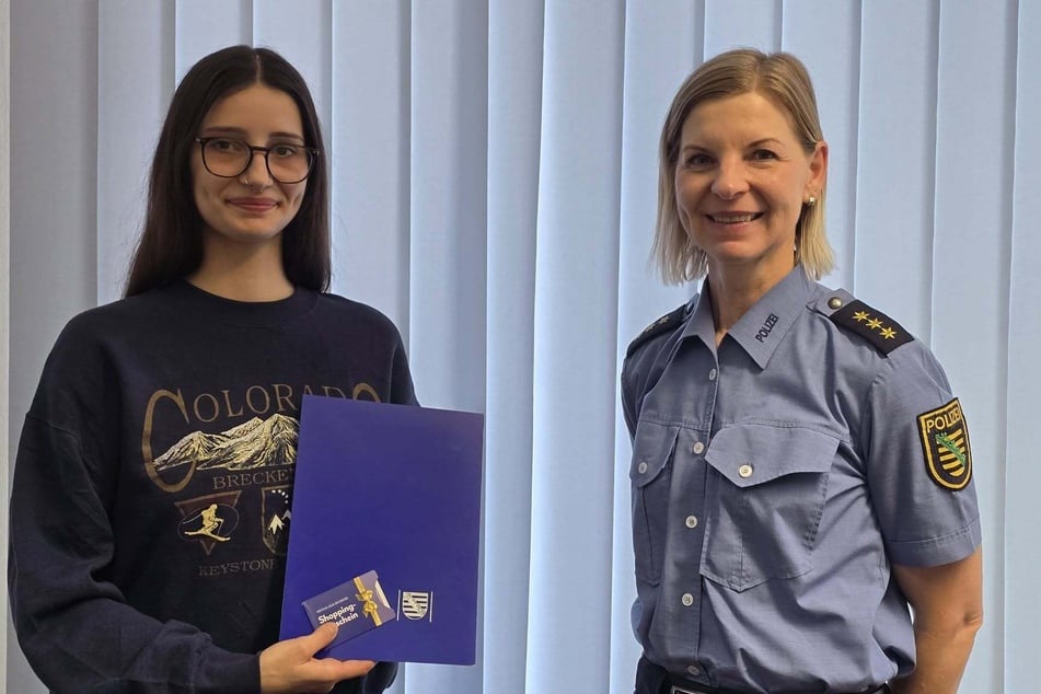 Die Chemnitzer Polizei bedankte sich bei Soldatin Jamina (21, l.) für ihren heldenhaften Einsatz. Sie rettete einem Jungen (13) in der Silvesternacht vermutlich das Leben.