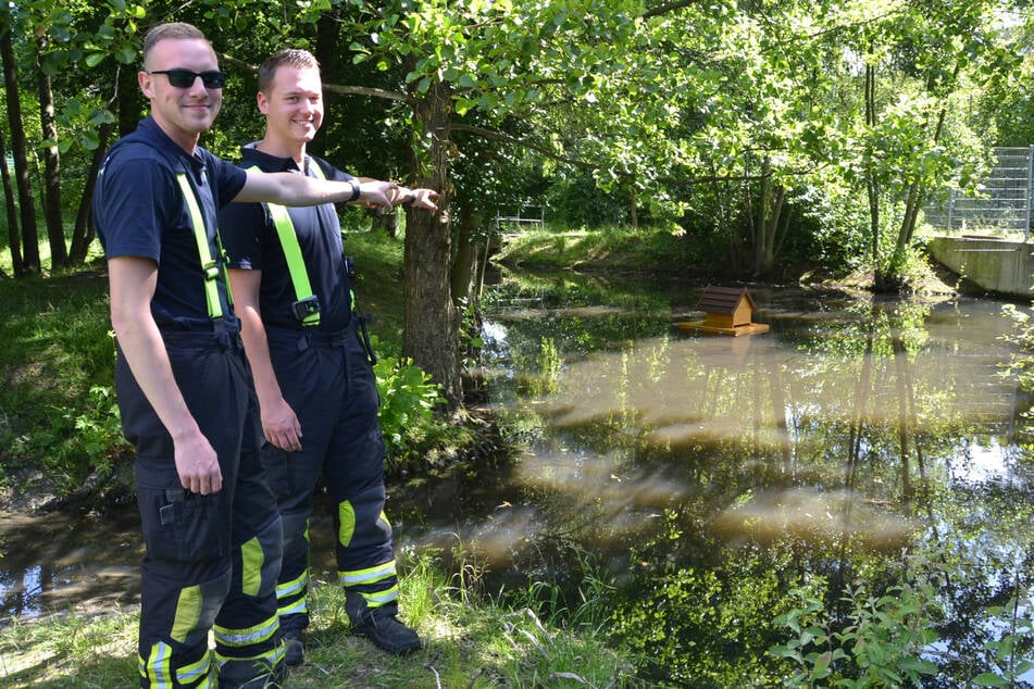 Freiwillige Feuerwehr Engelsdorf hob das neue Entenhaus am Sonntagmorgen tatkräftig auf den Teich.