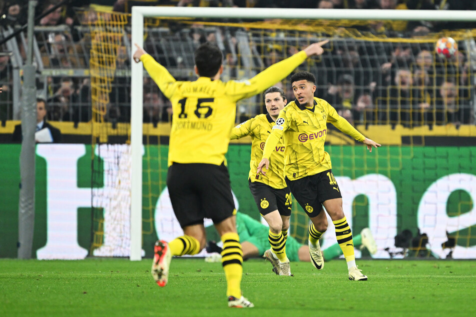 Schon in der 3. Minute brachte Jadon Sancho (r.) Borussia Dortmund in Führung.