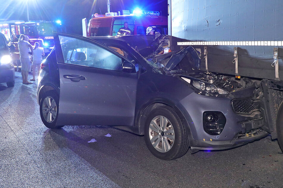 Der 32-jährige Fahrer des Unfallwagens übersah den parkenden Lkw an der Einfahrt zum Autobahn-Parkplatz.