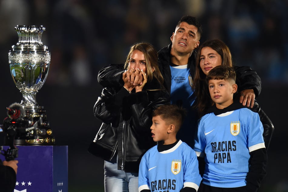 Luis Suárez (37, M.) wurde nach seinem letzten Spiel für Uruguay an der Seite seiner Familie verabschiedet.