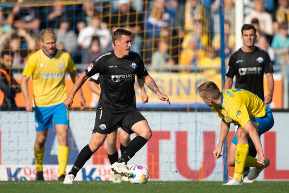 Für den SC Paderborn war Max Kruse (35, 2.v.l.) nur 194 Minuten im Einsatz. Weitere werden wohl nicht dazukommen.