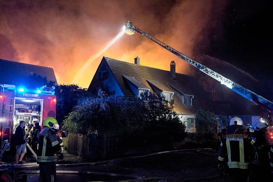 Blitz schlägt ein, Scheune geht in Flammen auf: 350 Feuerwehrleute bei Brand im Einsatz