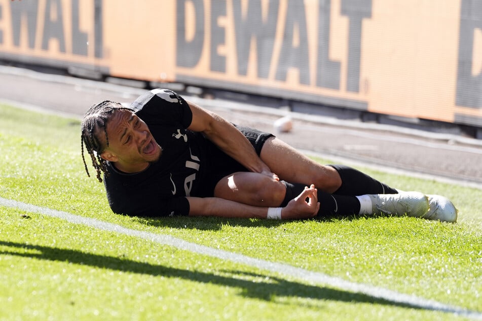 Xavi Simons (23) hatte sich am Samstag gegen die Wolverhampton Wanderers schwer am Knie verletzt - das WM-Aus für den Mittelfeld-Star der Niederlande.