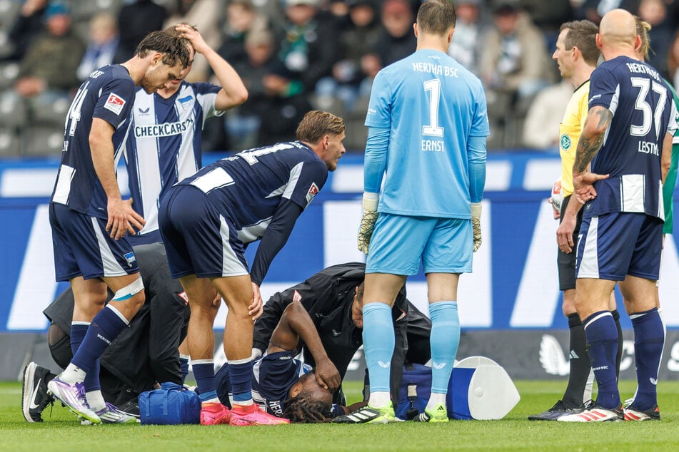 Deyovaisio Zeefuik (27, am Boden liegend) verletzte sich im Spiel gegen Preußen Münster.