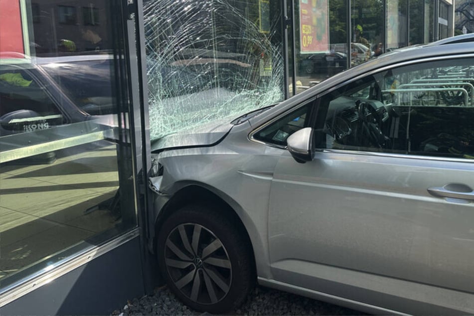 Schock im Supermarkt: VW kracht in Lidl-Filiale, zwei Verletzte