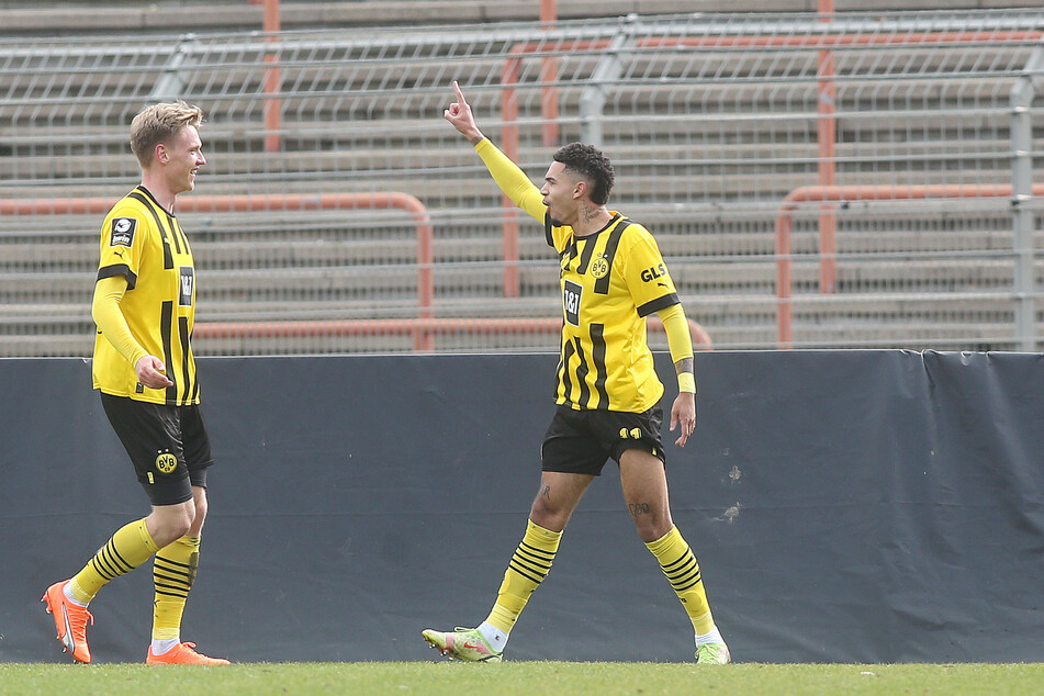 Dortmund-Kicker Justin Njinmah (r.) nach seinem Treffer zum 0:2.