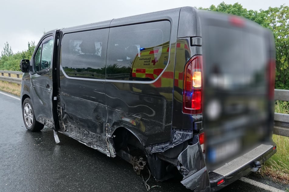 Auch der Opel Vivaro konnte nur noch mittels Abschleppwagen abtransportiert werden.