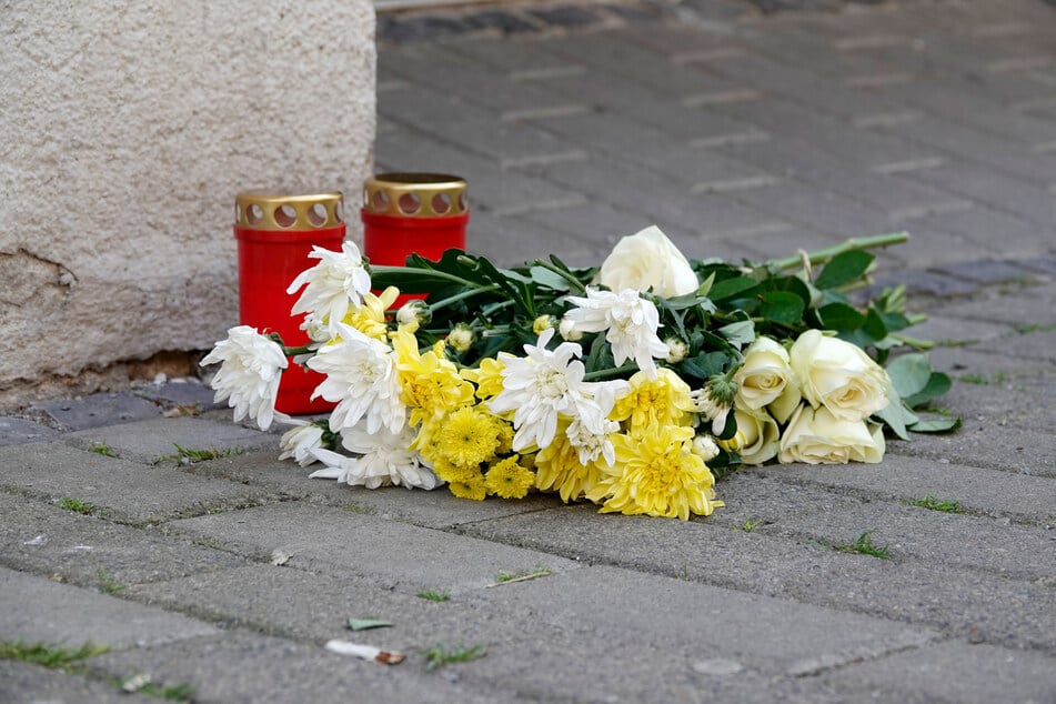 Vor das Haus wurden Blumen und Kerzen für den toten Teenager (†16) gelegt.