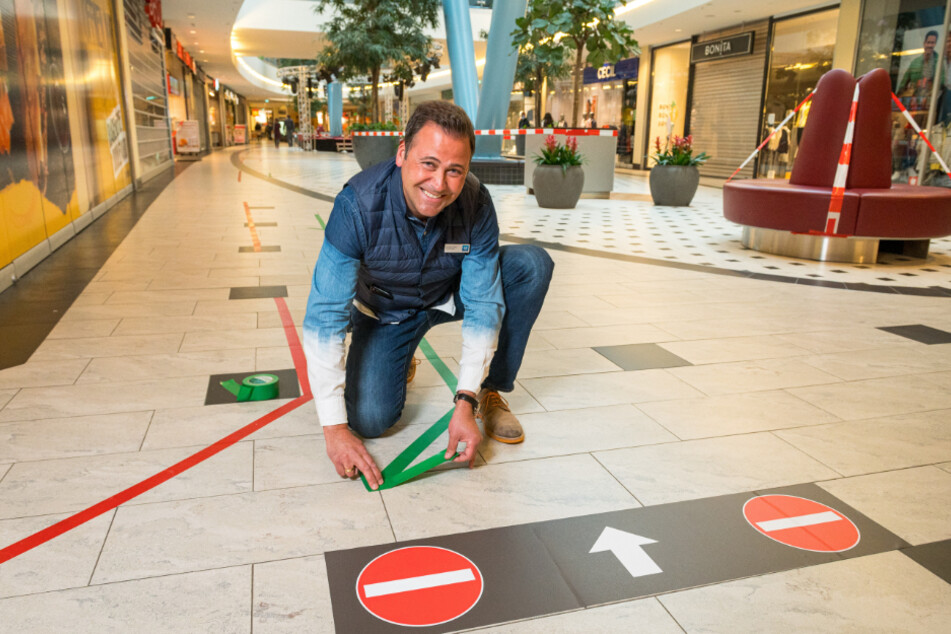 Centermanager Gordon Knabe (45) vom ElbePark beim Markierungen-Kleben.