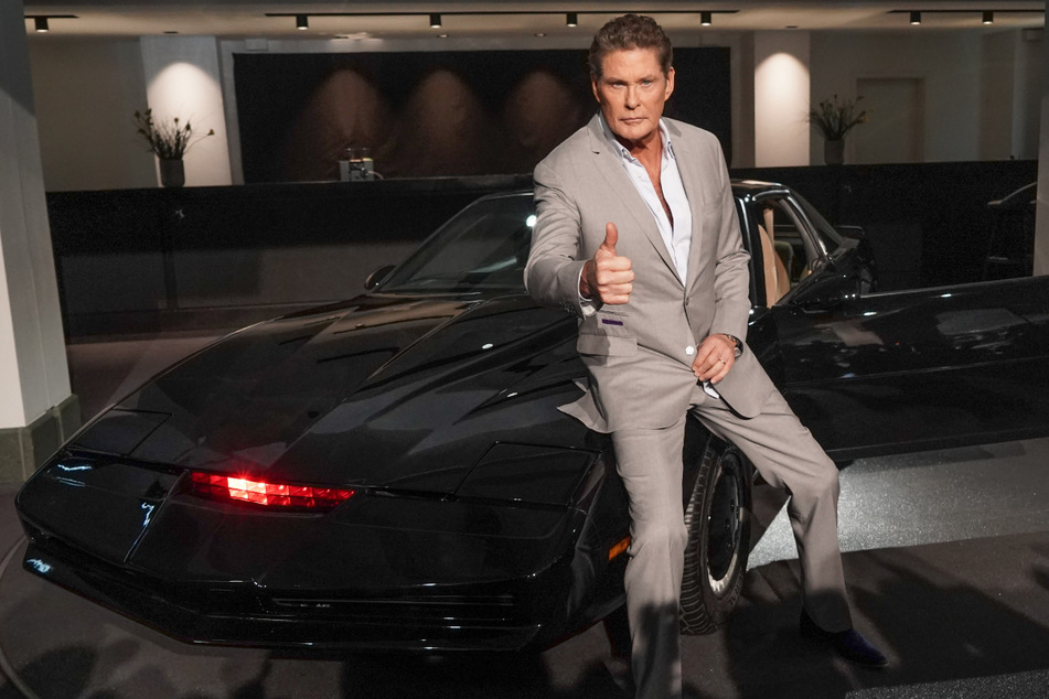 Der inzwischen 68 Jahre alte David Hasselhoff lehnt lässig auf seinem motorisierten Partner K.I.T.T. Der 80er-Jahre TV-Klassiker "Knight Rider" soll bald verfilmt werden. (Archivbild)