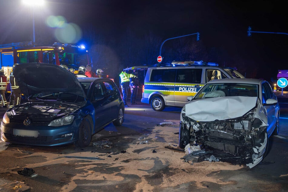 Bei dem Zusammenstoß wurden alle drei Fahrzeuge stark beschädigt.