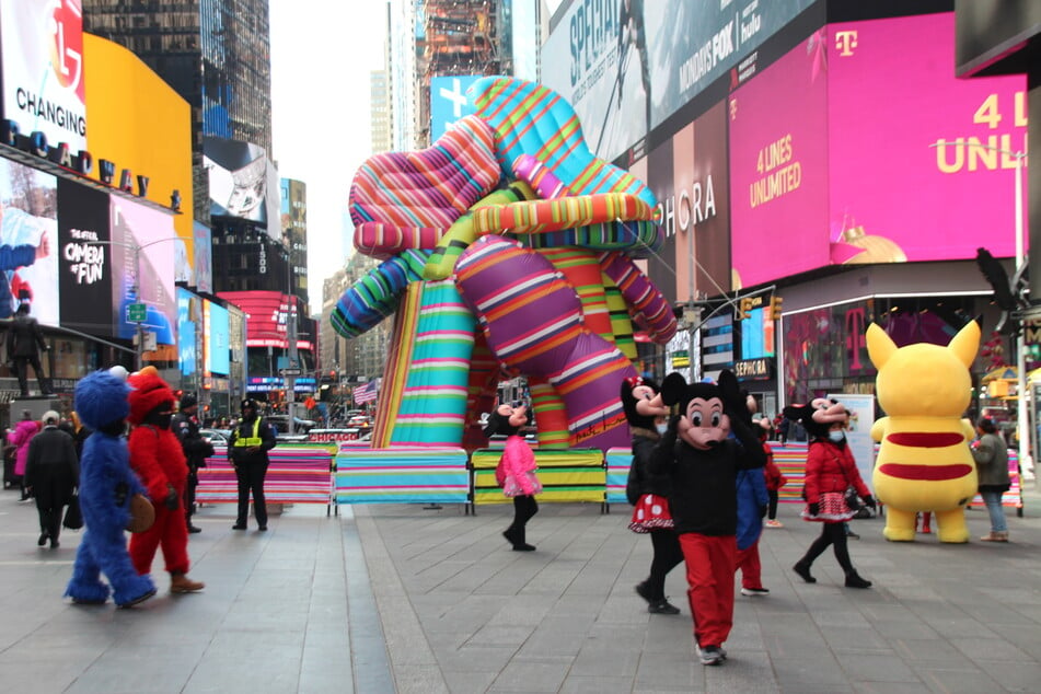 Die Skulptur "Sculpture of Dreams" der argentinischen Künstlerin Marta Minujin steht auf dem New Yorker Times Square.