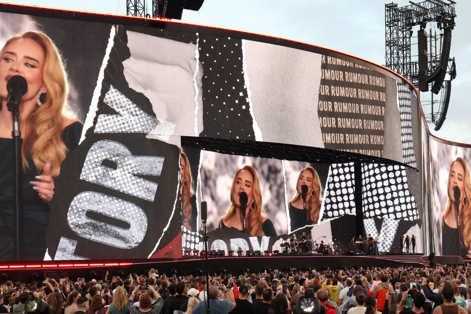 Zehntausende warteten teils stundenlang vor Ort auf Superstar Adele. "Rumour Has It" sollte der zweite Song des Abends werden.