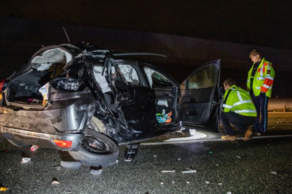Eine Autofahrerin und ihr Beifahrer sind bei einem Unfall auf der A6 bei Nürnberg in der Nacht schwer verletzt worden.
