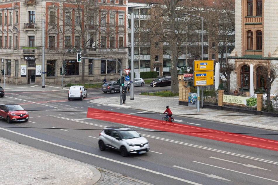Diese Radler-Falle soll behoben werden: Beim Abbiegen nach rechts können längere Busse auf den Radstreifen links (rot markiert) ausschwenken und Radfahrer gefährden.