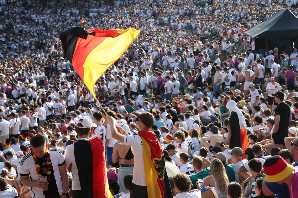 Hunderttausende Fans verfolgten die Spiele bisher in der Münchner Fanzone im Olympiapark.