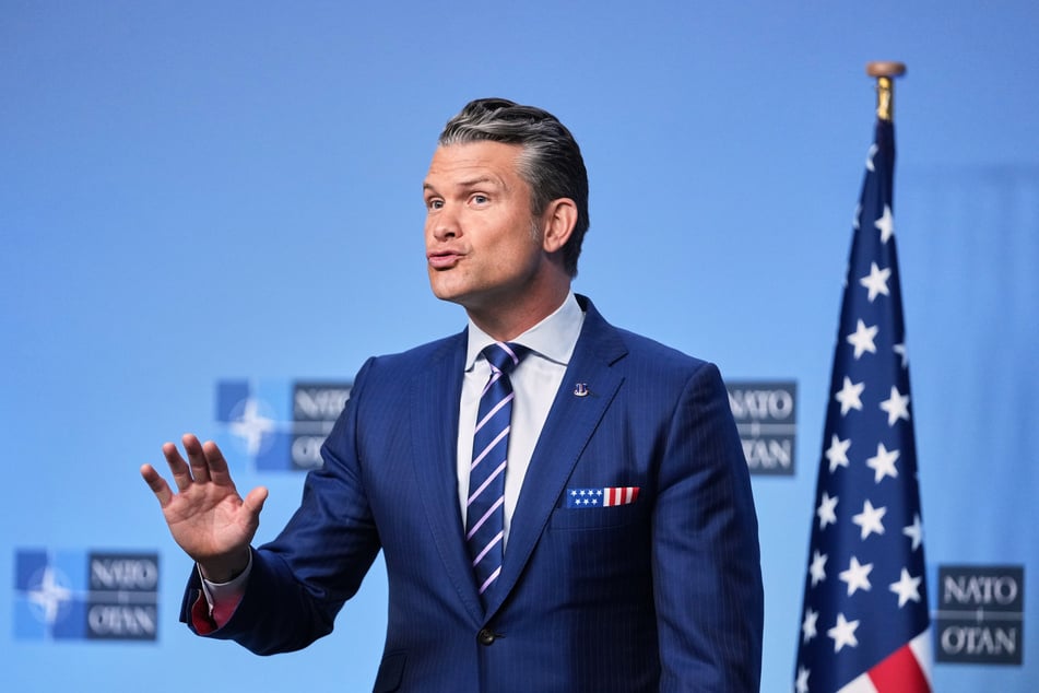 Páni, měl štěstí: ve letadle amerického ministra obrany Petea Hegsetha (45) se roztrhla čelní skleněná tabule.