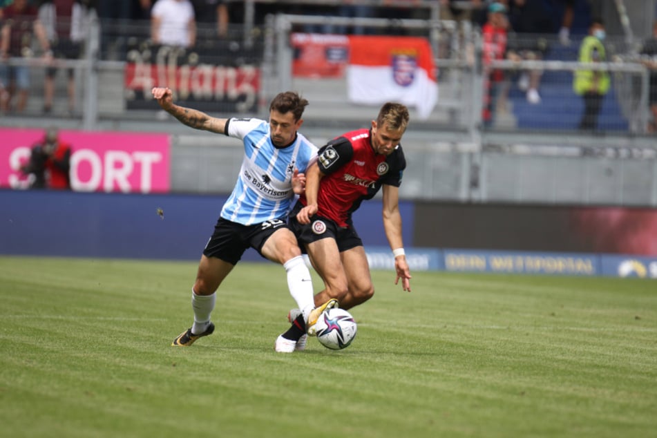 Phillipp Steinhart (l.) und Goppel Thijmen kämpfen um den Ball.