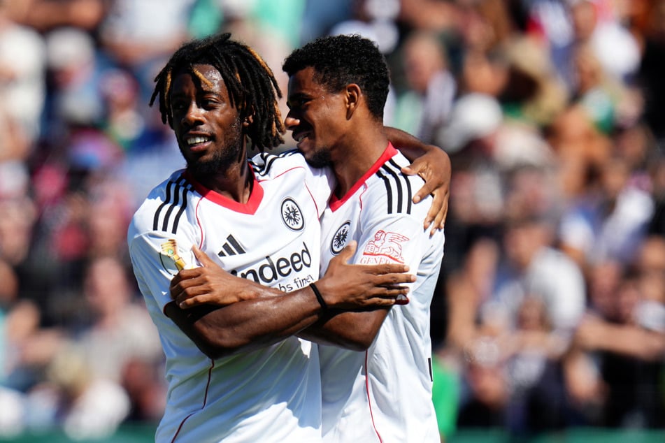 Elye Wahi (l.) und Ansgar Knauff (23) beim ungefährdeten 5:0-Sieg im DFB-Pokal gegen den FV Engers. In diesem Spiel gelang dem Franzosen der einzige Pflichtspiel-Treffer für die Eintracht.