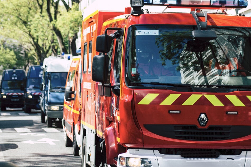 Bei dem Feuer entstand Sachschaden in Höhe von 200.000 Euro in dem Haus, wo 22 Menschen wohnen. (Symbolbild