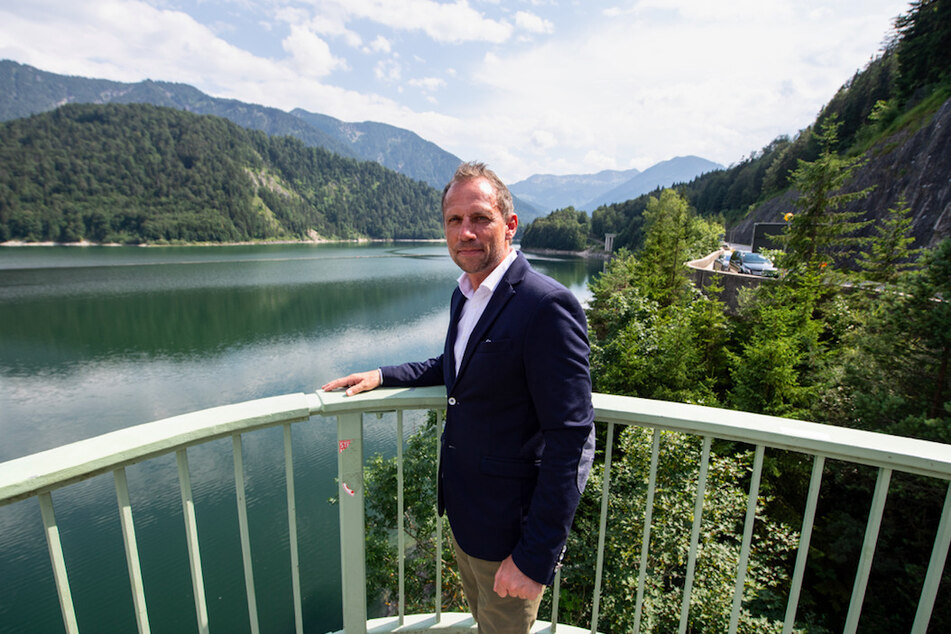 Thorsten Glauber (50, Freie Wähler), Umweltminister von Bayern, steht am Sylvensteinstausee bei Lenggries.
