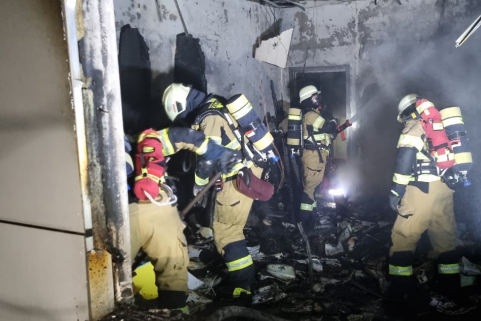 Rettungskräfte bekamen den Brand im Vergwaltungstrakt der Grundschule schnell unter Kontrolle.