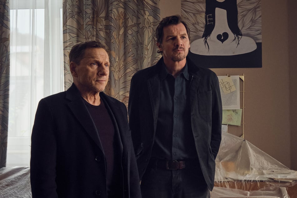 Thorsten Lannert (Richy Müller, 70, l.) und Sebastian Bootz (Felix Klare, 47) sehen sich in der Wohnung der toten Frau um.
