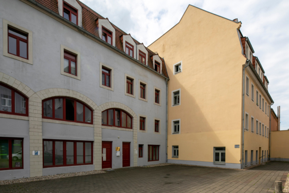 In der Ecke des Hauses kletterte der Täter das Regenfallrohr hinauf in den zweiten Stock.