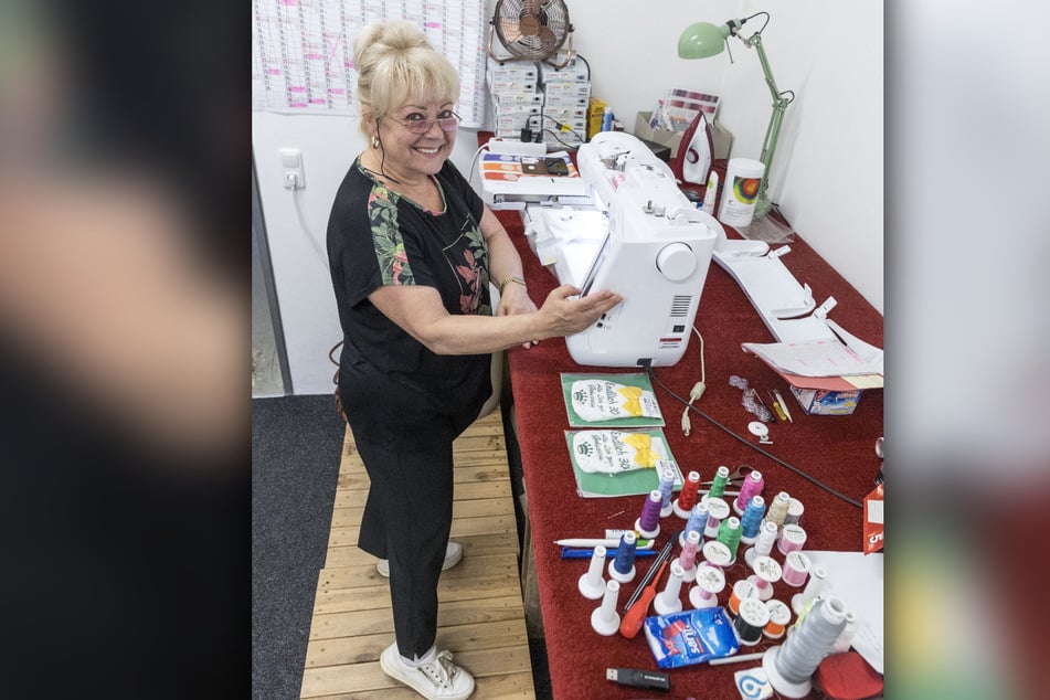 Andrea Rehn (68) bestickt knapp zehn Windeln pro Tag mit ihrer Nähmaschine.