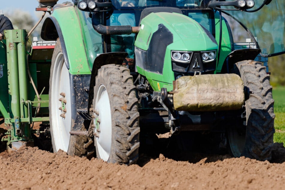 Der Landwirt wurde schwer verletzt neben seinem Traktor gefunden. (Symbolbild)
