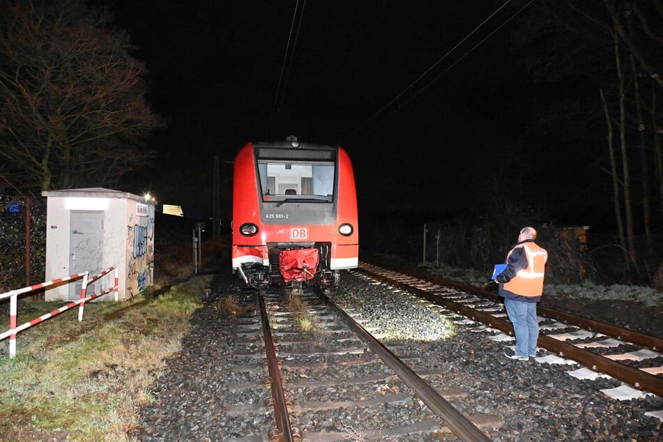 Die Strecke zwischen Pulheim und Köln blieb bis in die Nacht zum Dienstag gesperrt.
