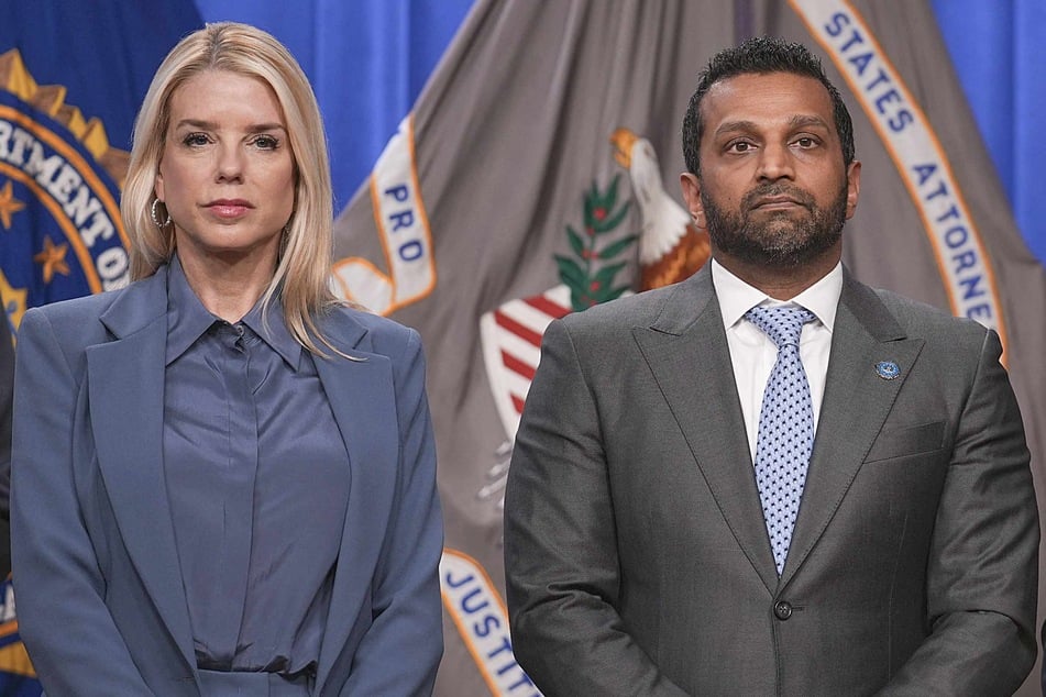 FBI Director Kash Patel (r.) and Attorney General Pam Bondi (l.) say that four have been arrested for planning an alleged bomb attack.