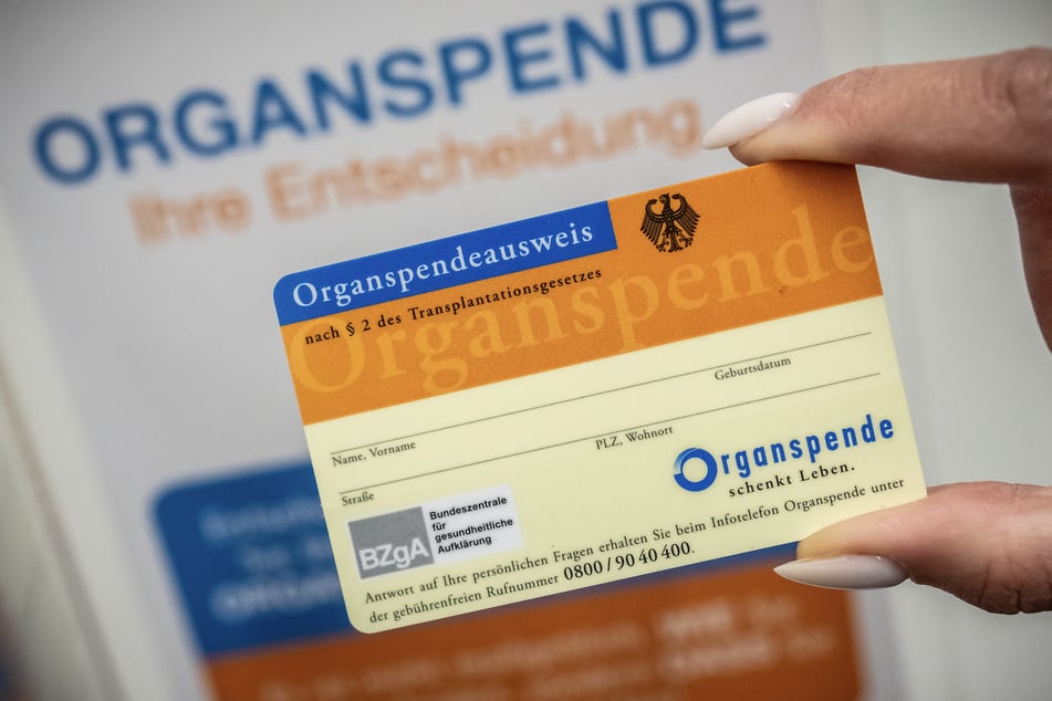 Derzeit können Organe nur entnommen werden, wenn ein Organspendeausweis vorliegt, oder die Angehörigen zustimmen.