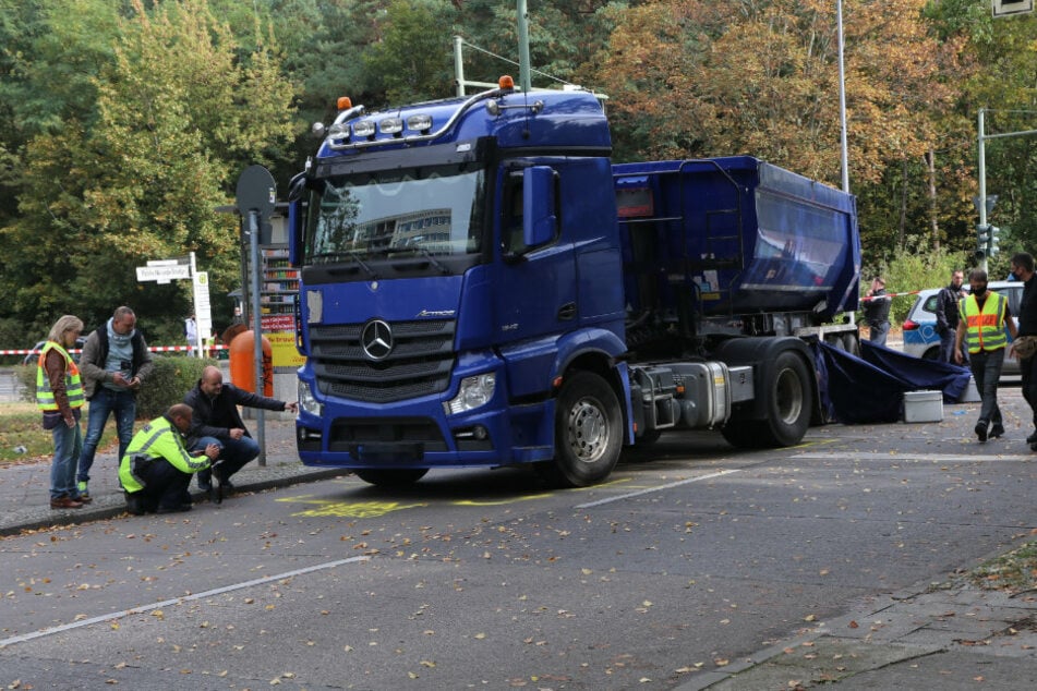 Blick auf den Unfallort in der Pablo-Neruda-Straße/Ecke Salvador-Allende-Straße in Berlin-Köpenick.