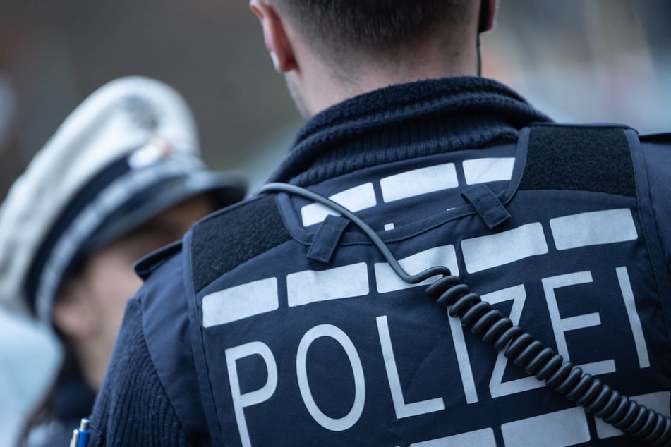 Die Betrüger gaben sich als Polizisten aus. (Symbolbild)